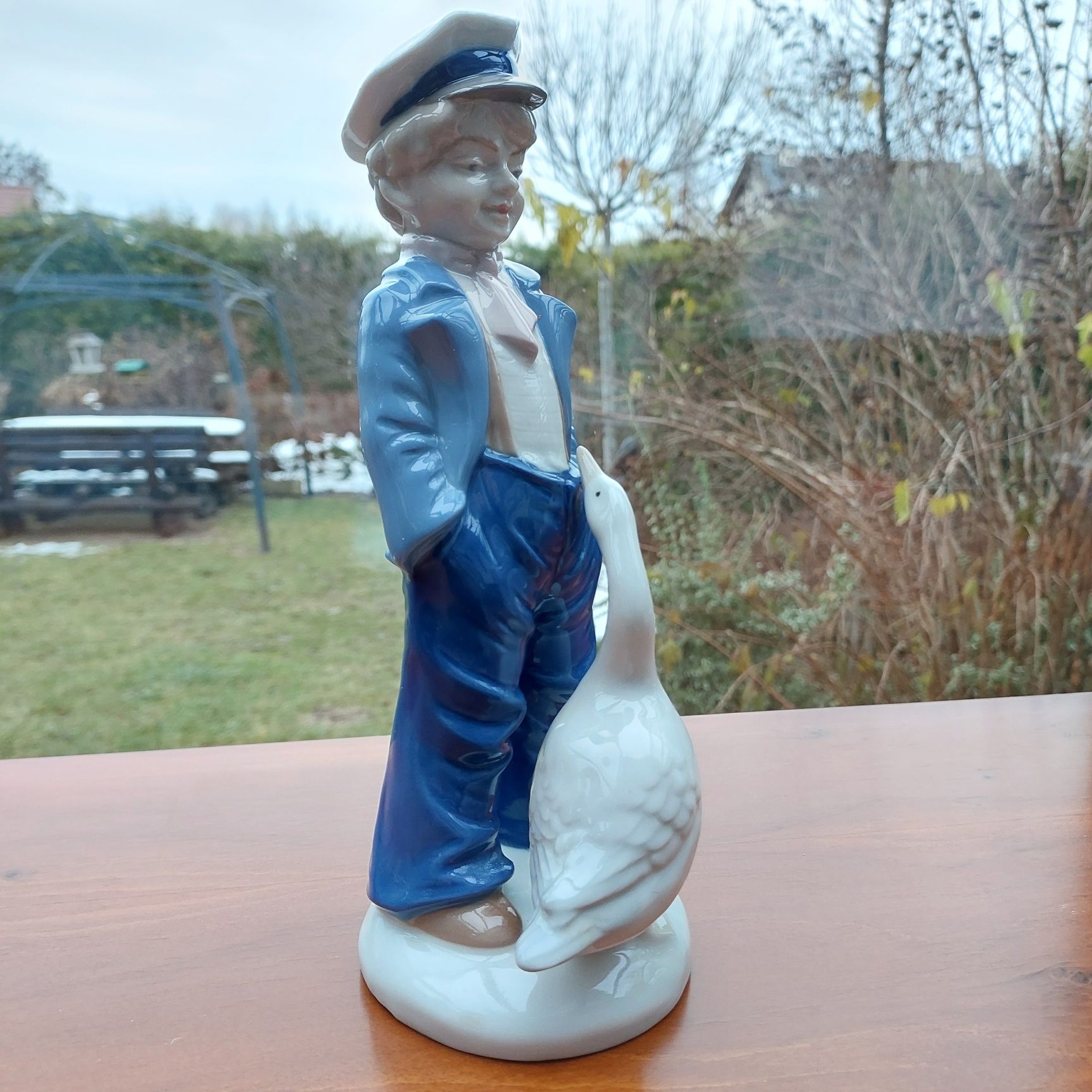 Porcelanowa figurka GDR chłopiec z gęsią