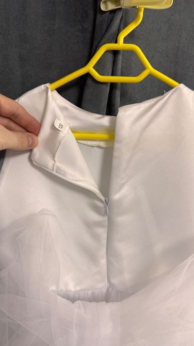 Ніжна дитяча сукня білого кольору