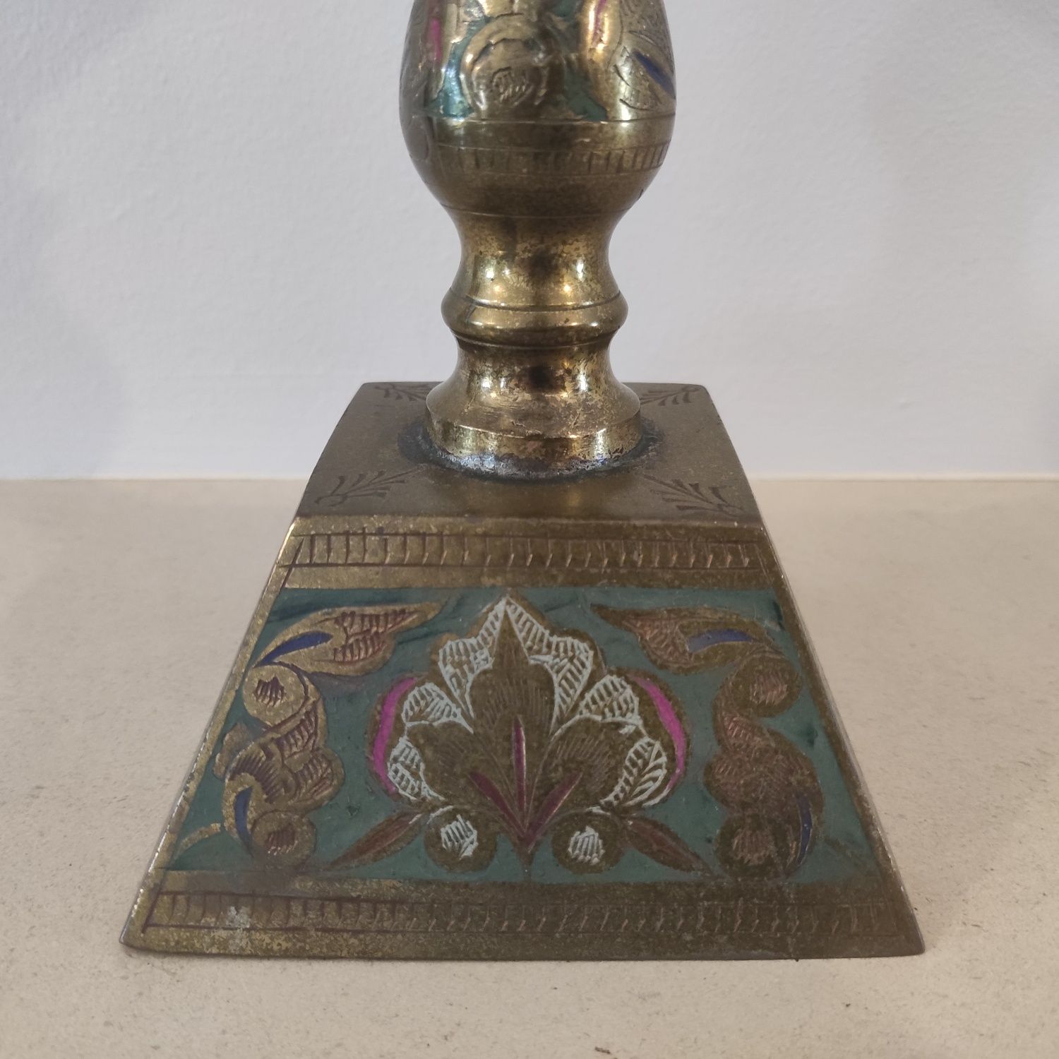 Antigo cálice em latão trabalhado, baixo relevo e pintura - decoração