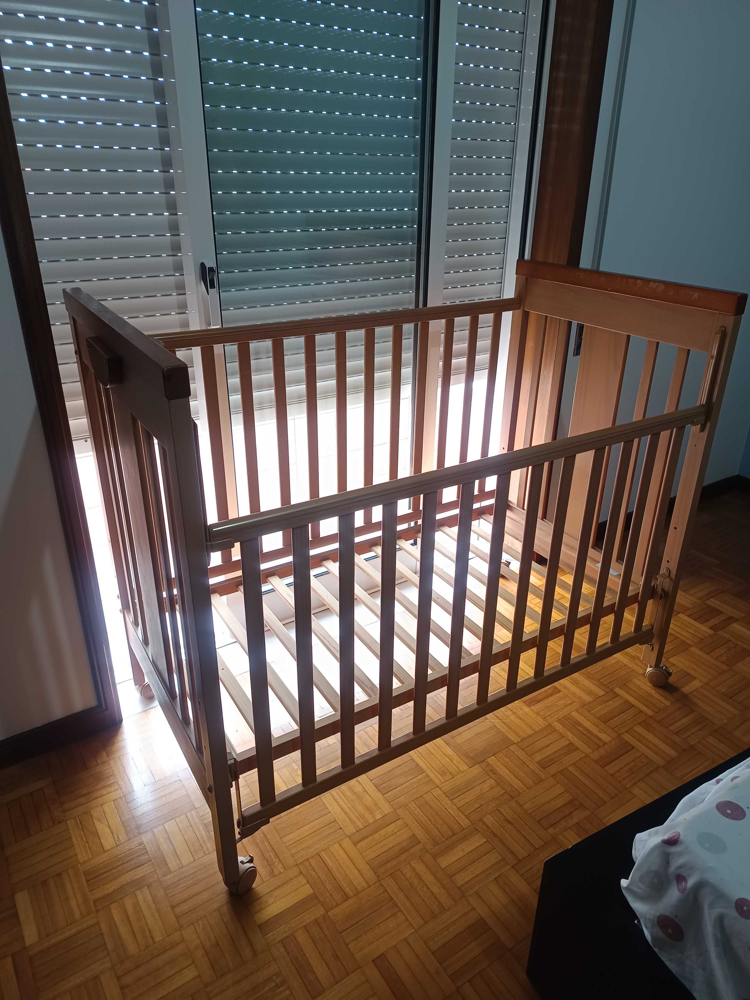 Berço infantil em madeira