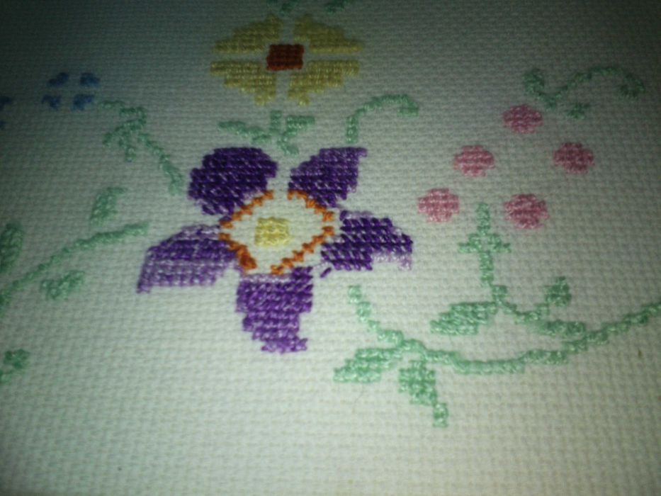 tabuleiro com bordado em Ponto Cruz Feito à Mão