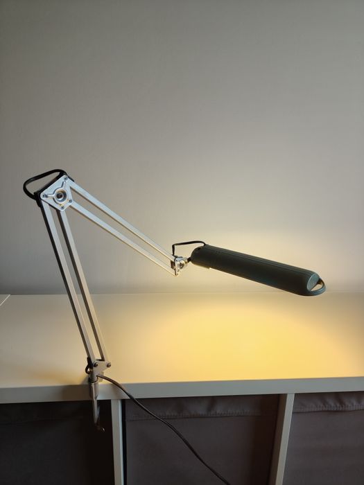 Lampka biurkowa regulowana