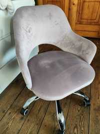 Różowe krzesło biurowe