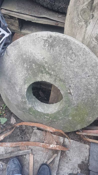 Pokrywa studni betonowa fi 77 cm otwór fi 25 cm