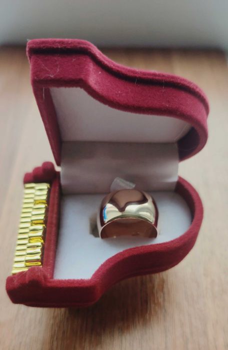 Продаю золотое кольцо, размер 20,Вес 9.03 грамм,Завод ЛЮЗ 583 проба