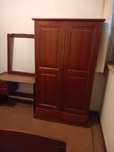 Guarda roupa duas portas e duas gavetas em madeira de lei