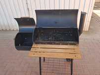 Grill węglowy z wedzarnia