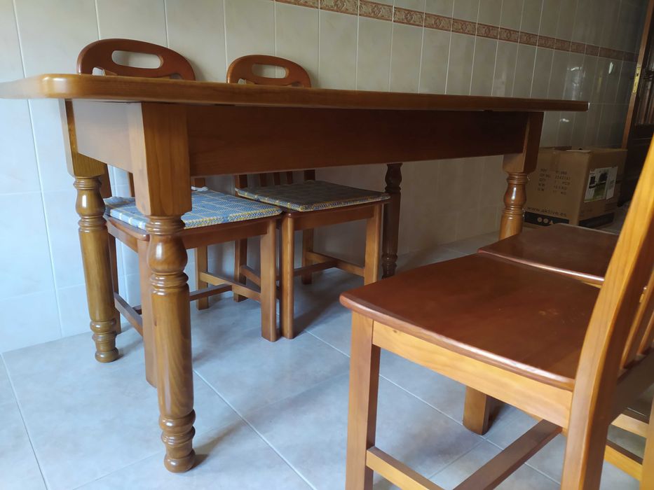 Mesa de cozinha e 4 cadeiras novas.