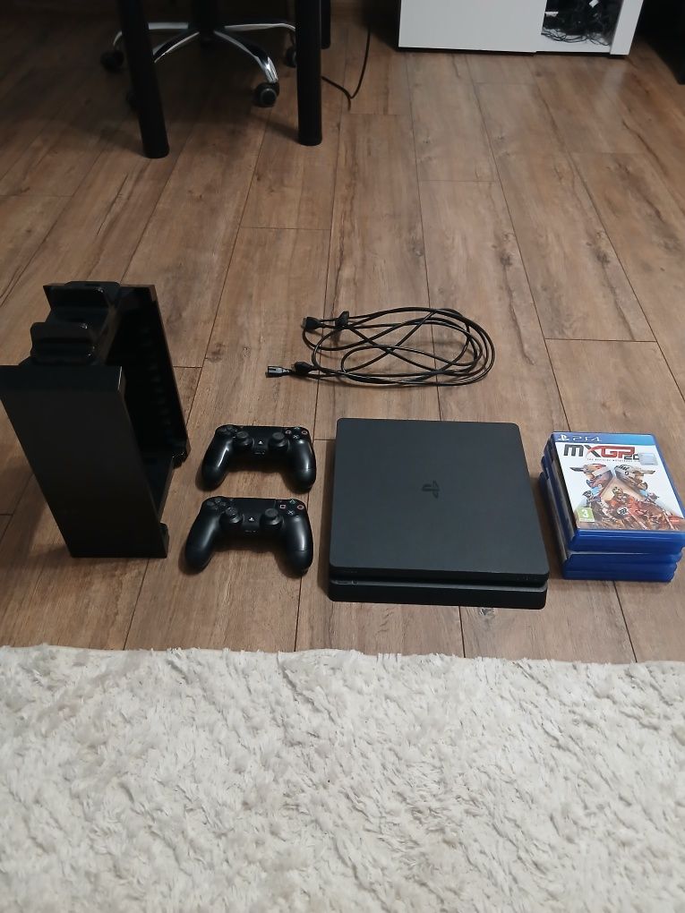 Konsola PlayStation 4 500 gb + 2 pady , 6 gier , ładowarka do padów