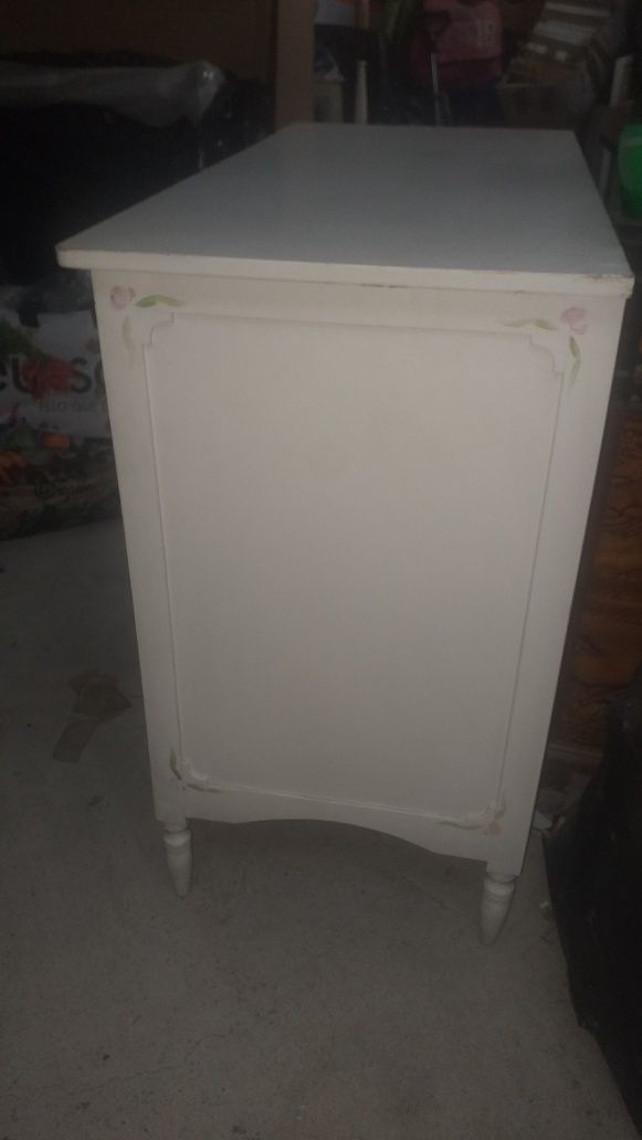 Cômoda de quarto de menina