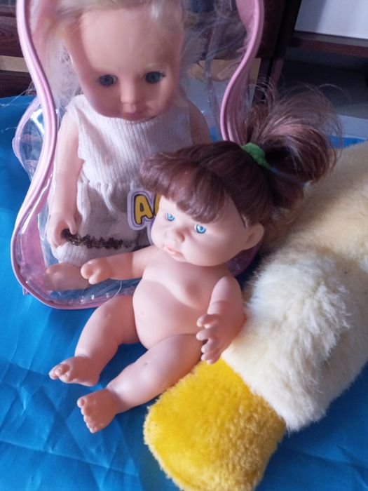 Две куколки по цене одной.