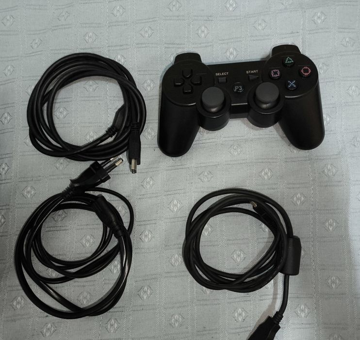 PS3 Super Slim 250GB desbloqueada + comando + cabos