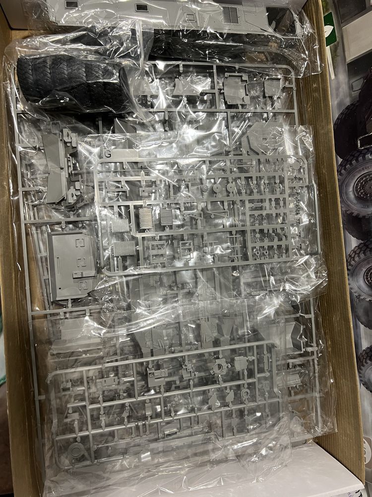 Збірна пластико модель Takom 1/35 Тайфун з 2 додатковими модулями