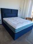 Cama Azul em Veludo 1.80x2.00m – Como Nova!