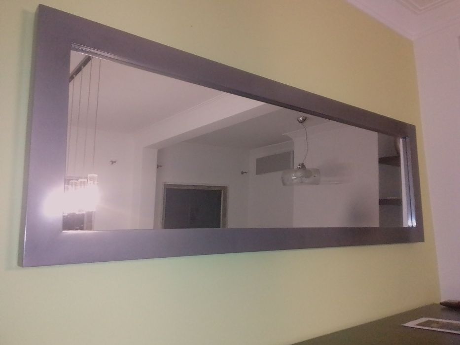 Espelho com moldura em madeira cor cinza