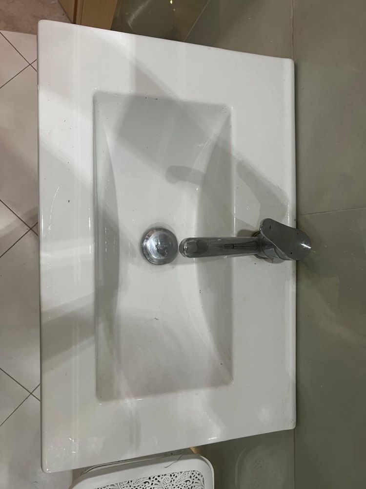 Szafka z dwoma umywalkami z szufladami na nóżkach