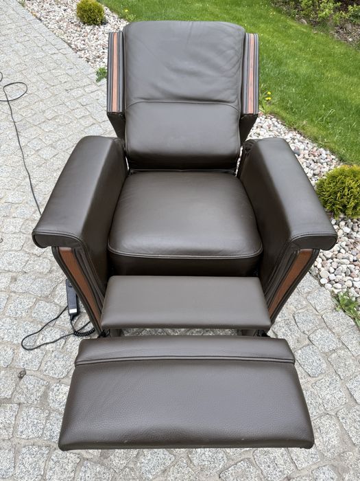 fotel z funkcją relax rozkładany relaksacyjny TV brązowa skóra pilot