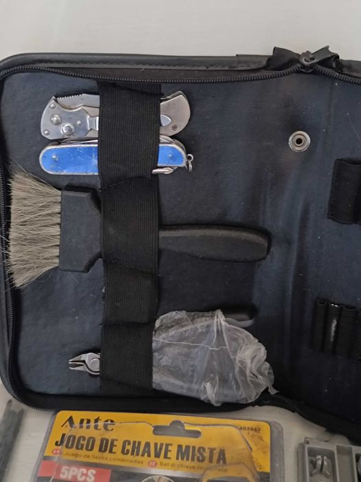 Conjunto de várias ferramentas e acessórios