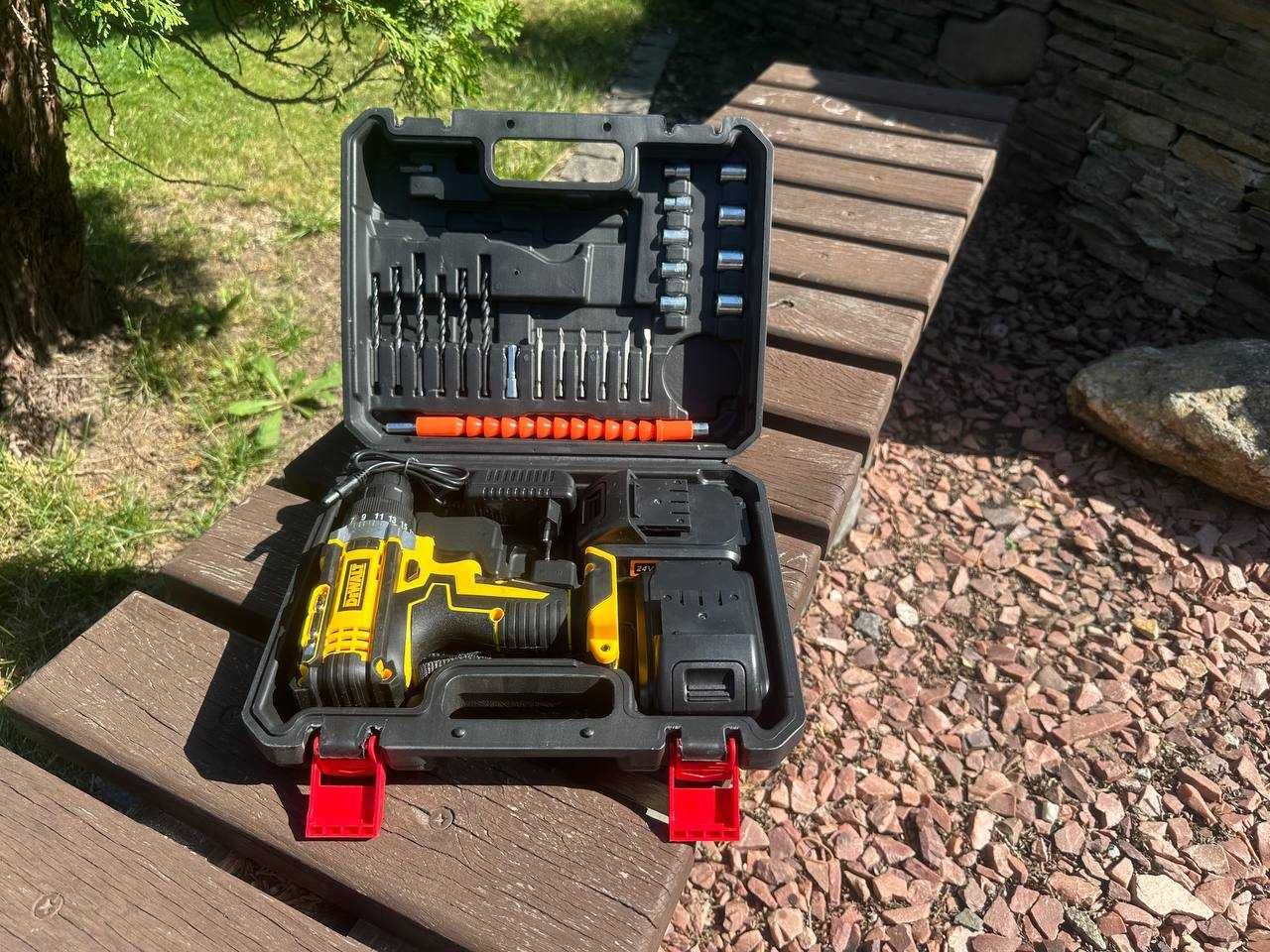 Дрель-шуруповерт на аккумуляторе DeWALT с набором инструментов в кейсе