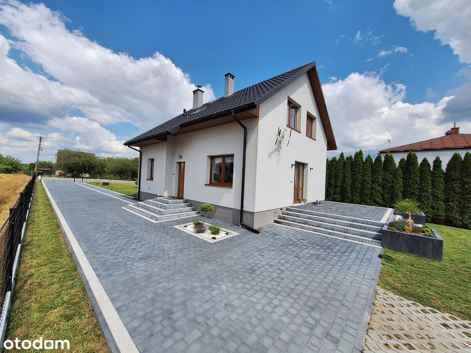 Nowoczesny dom z garażem w spokojnej okolicy