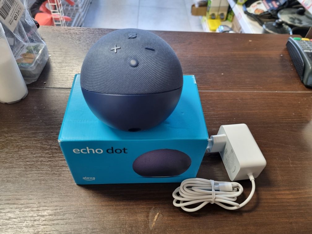 Głośnik Amazon Alexa z przenośną podstawą do ładowania