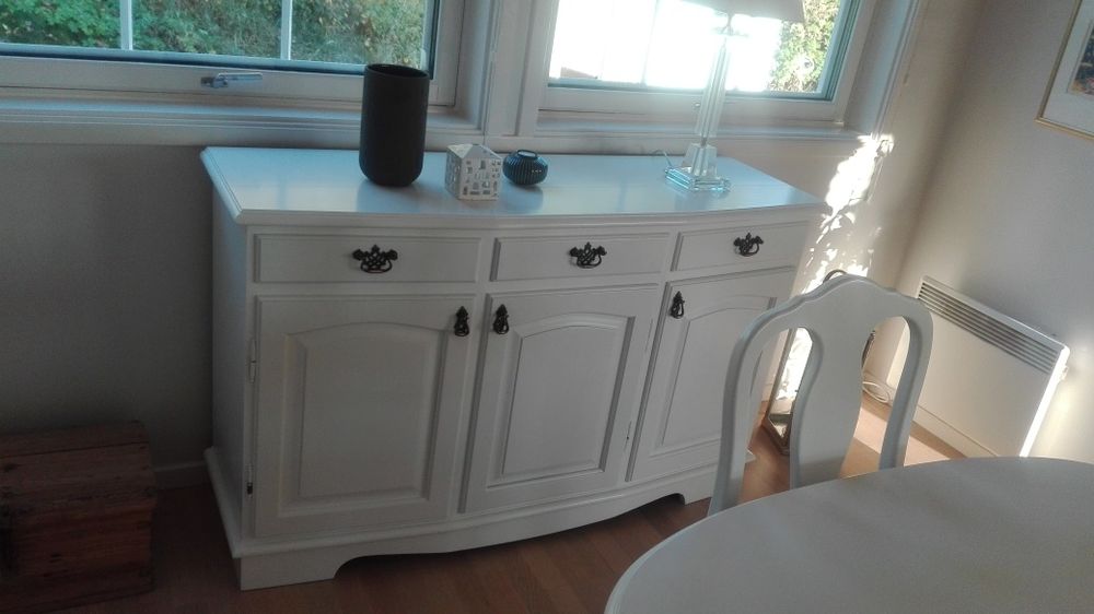 Zestaw mebli sosnowych, lakierowanych: stół, krzesła i komoda