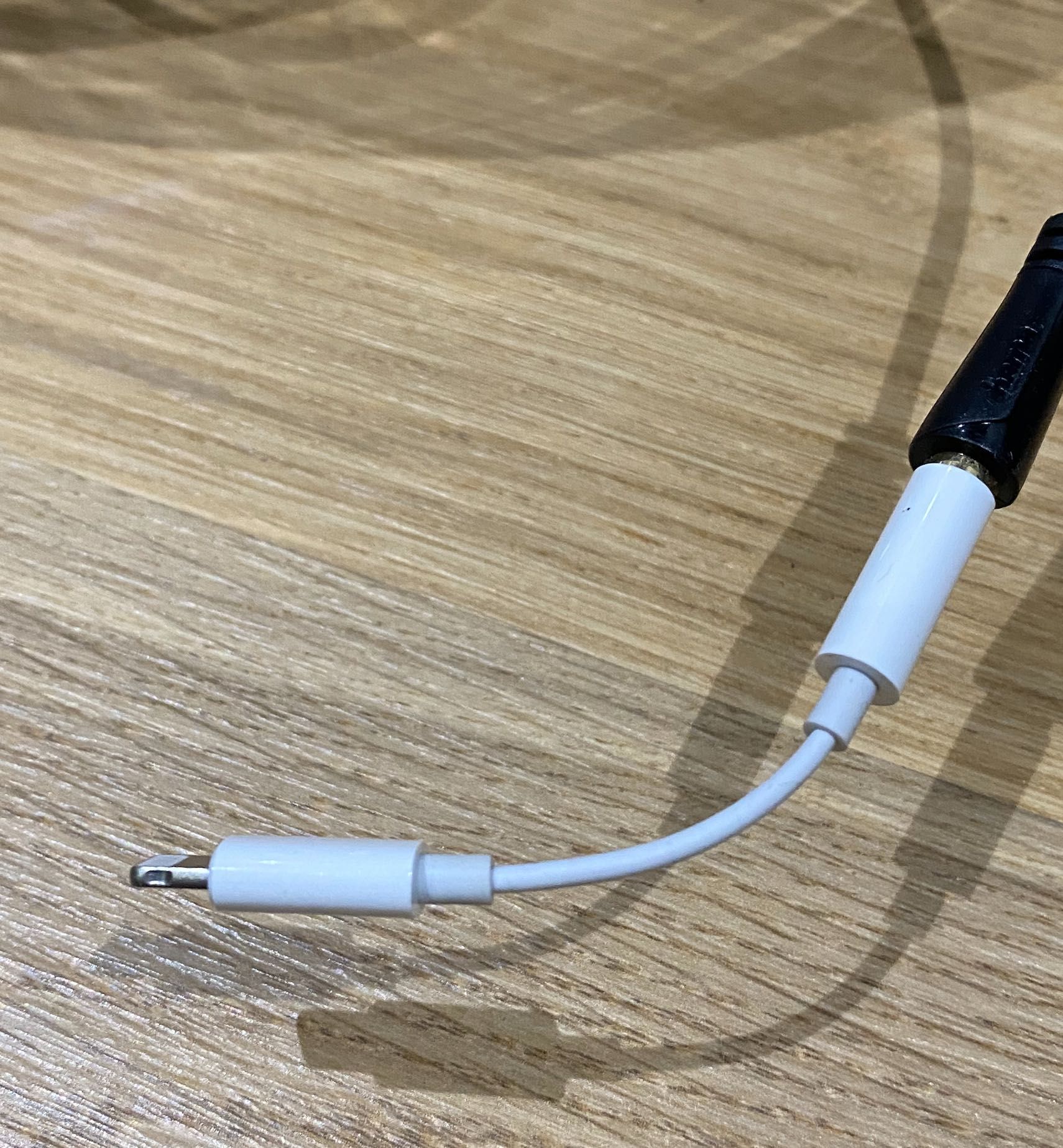 colunas de som Hardam Kardon com fios e adaptador para iPhone