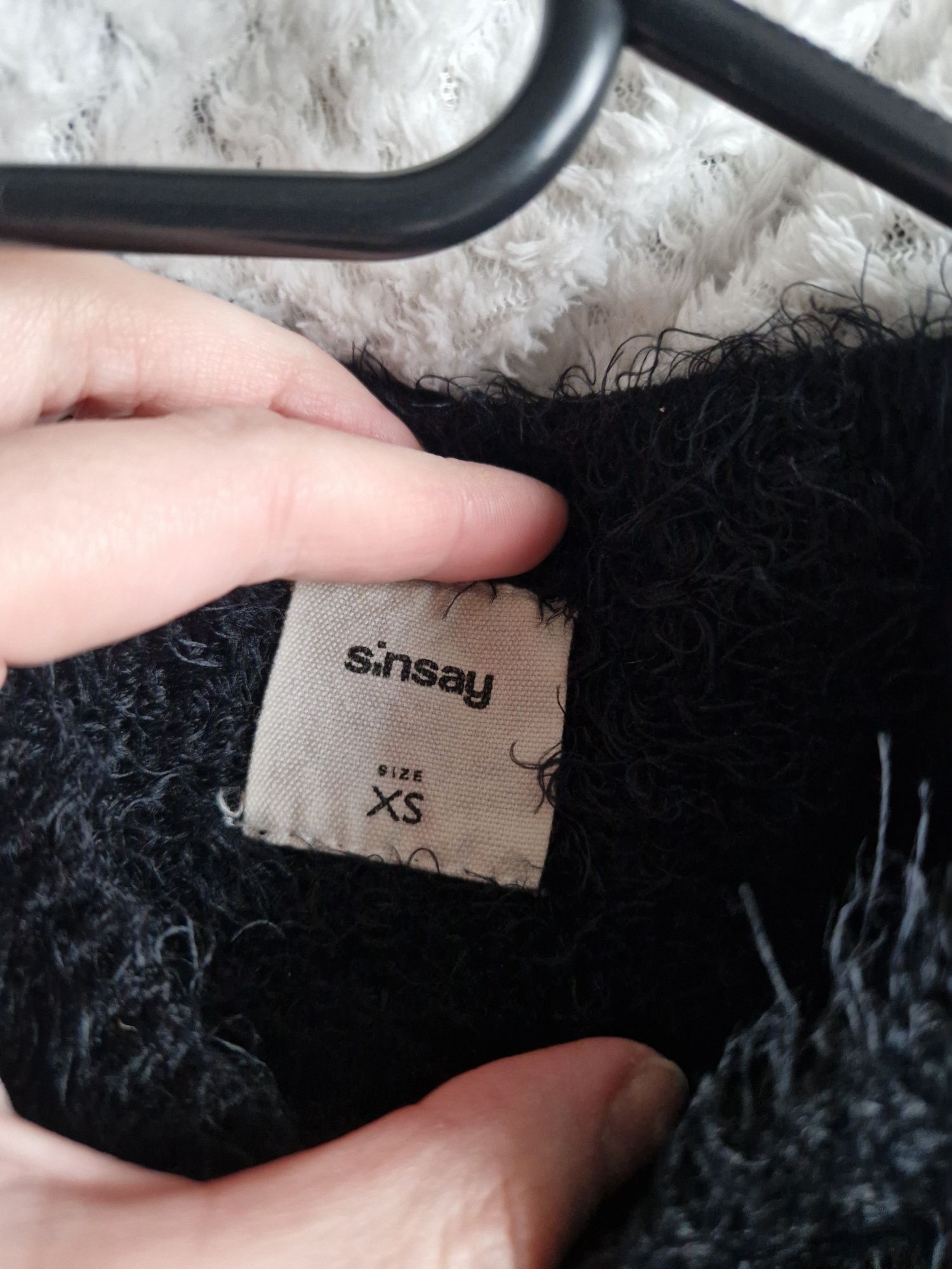 Sinsay, czarny futerkowy sweter, włosy, futro, ciepły, basic, komforto