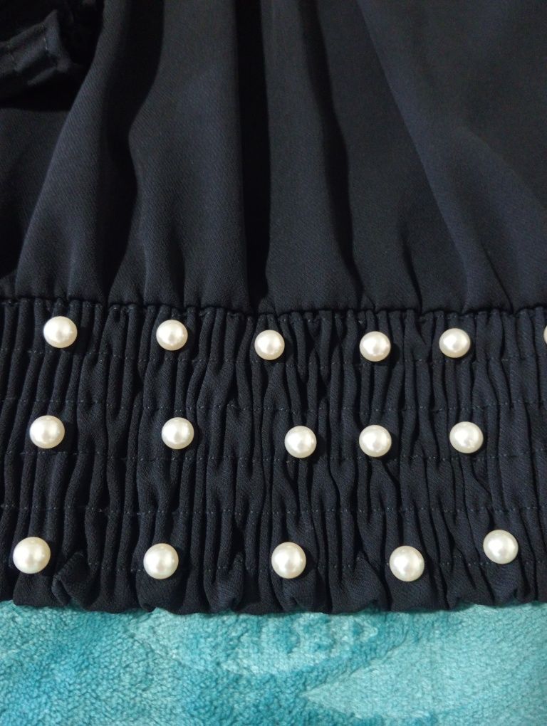 Blusa preta com pérolas