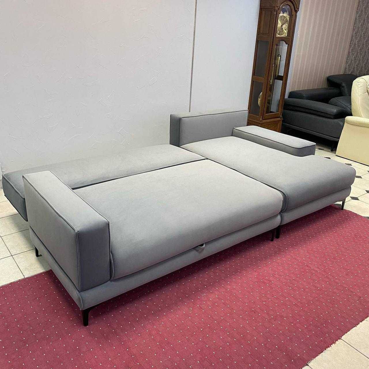 Новий диван з подушками