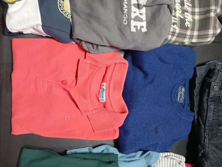 Lote de roupa de criança dos 4/6 anos