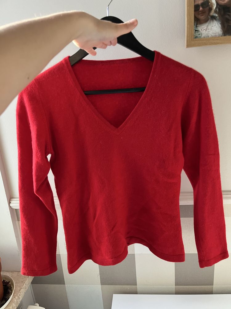 Kaszmirowy czerwony sweter z dekoltem w serek 100% cashmere