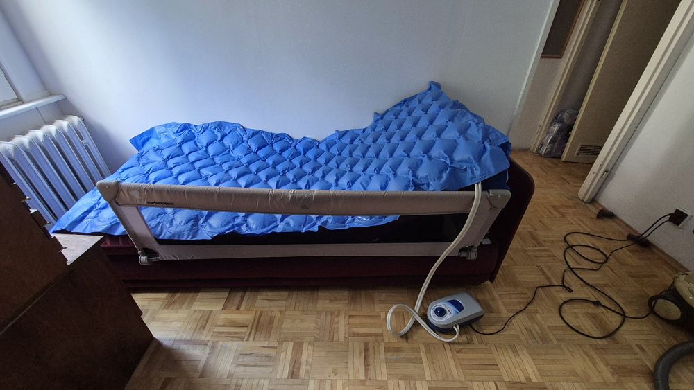 Łóżko dla osoby niepełnosprawnej z regulacją podnoszenia tułowia
