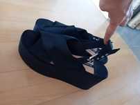 Stradivarius sandaly na koturnie
