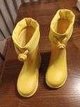 Vendo  botins de criança tamanho  26 novos