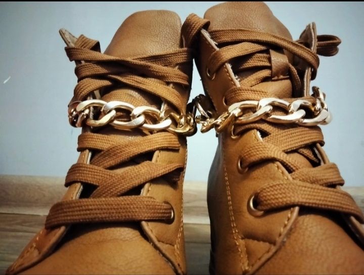 Buty jesienne, zimowe, musztardowe, na koturnie, Born2Be