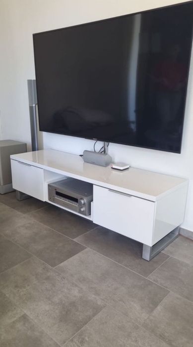 Biały, połyskujący stolik pod telewizor