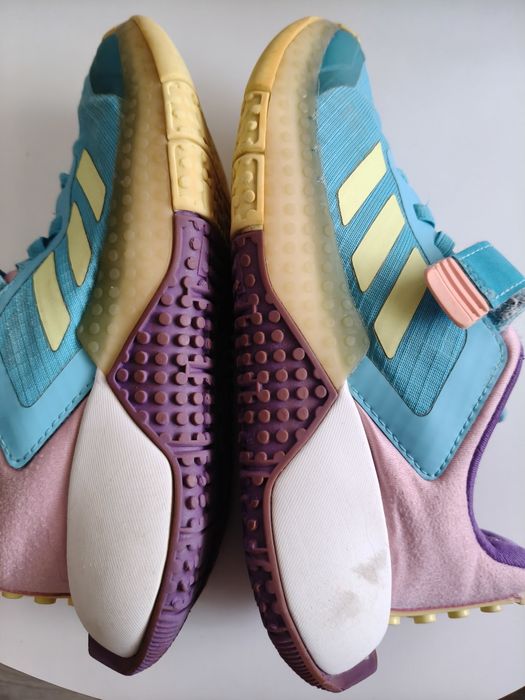 Tênis Adidas edição Lego