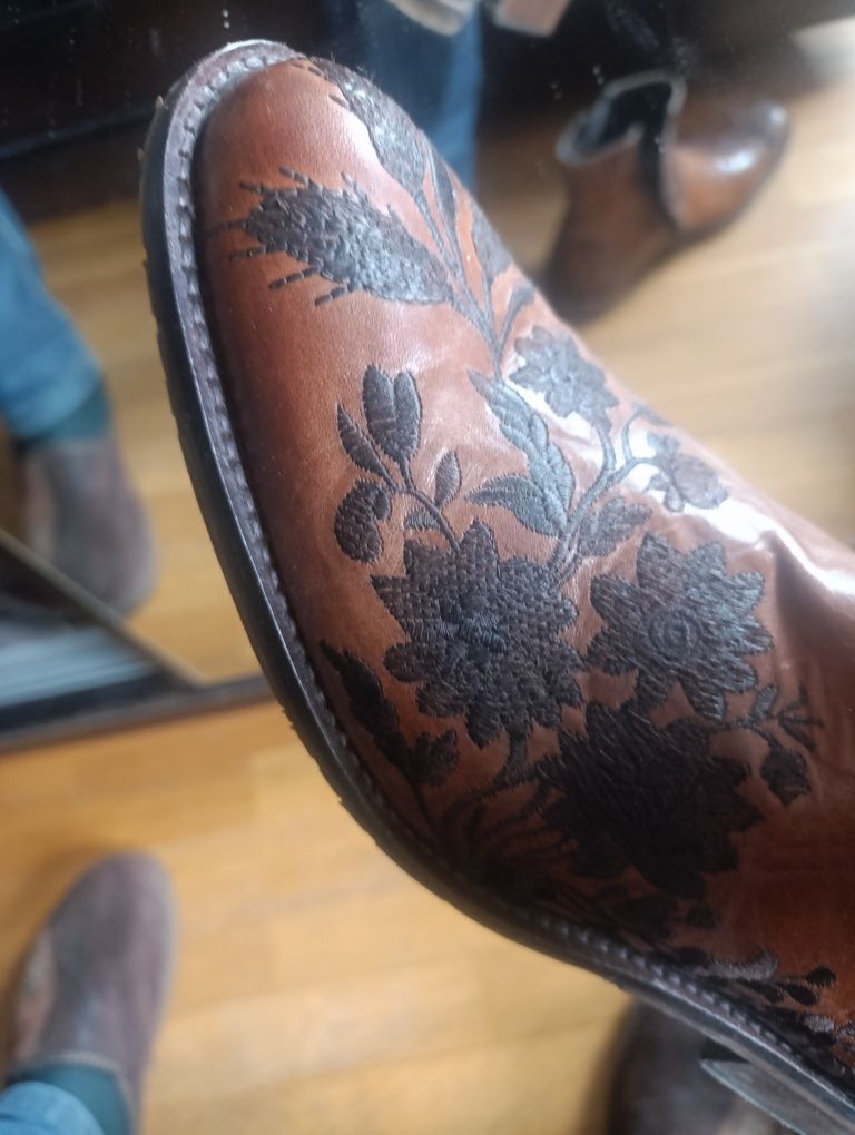 Botas em couro com estampagem florida