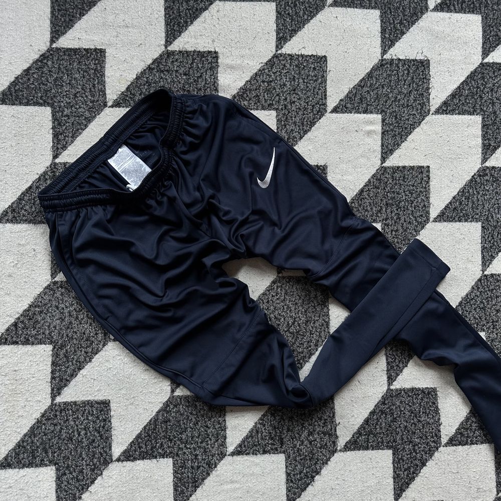 Нові спортивні штани Nike Dri-Fit S 2021