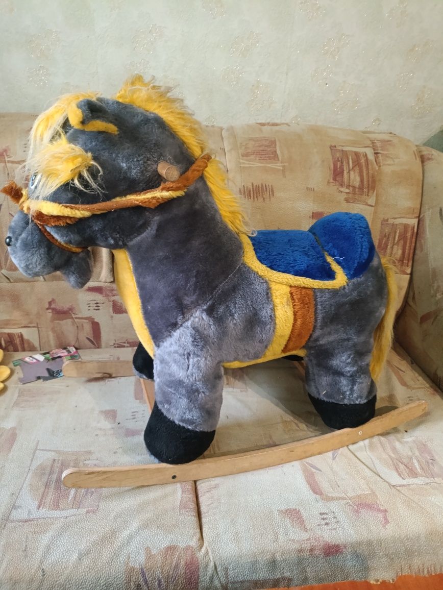 Конь .Качалка игрушка