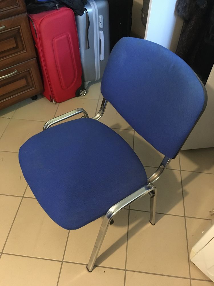 Niebieskie krzesło do nauki do biurka