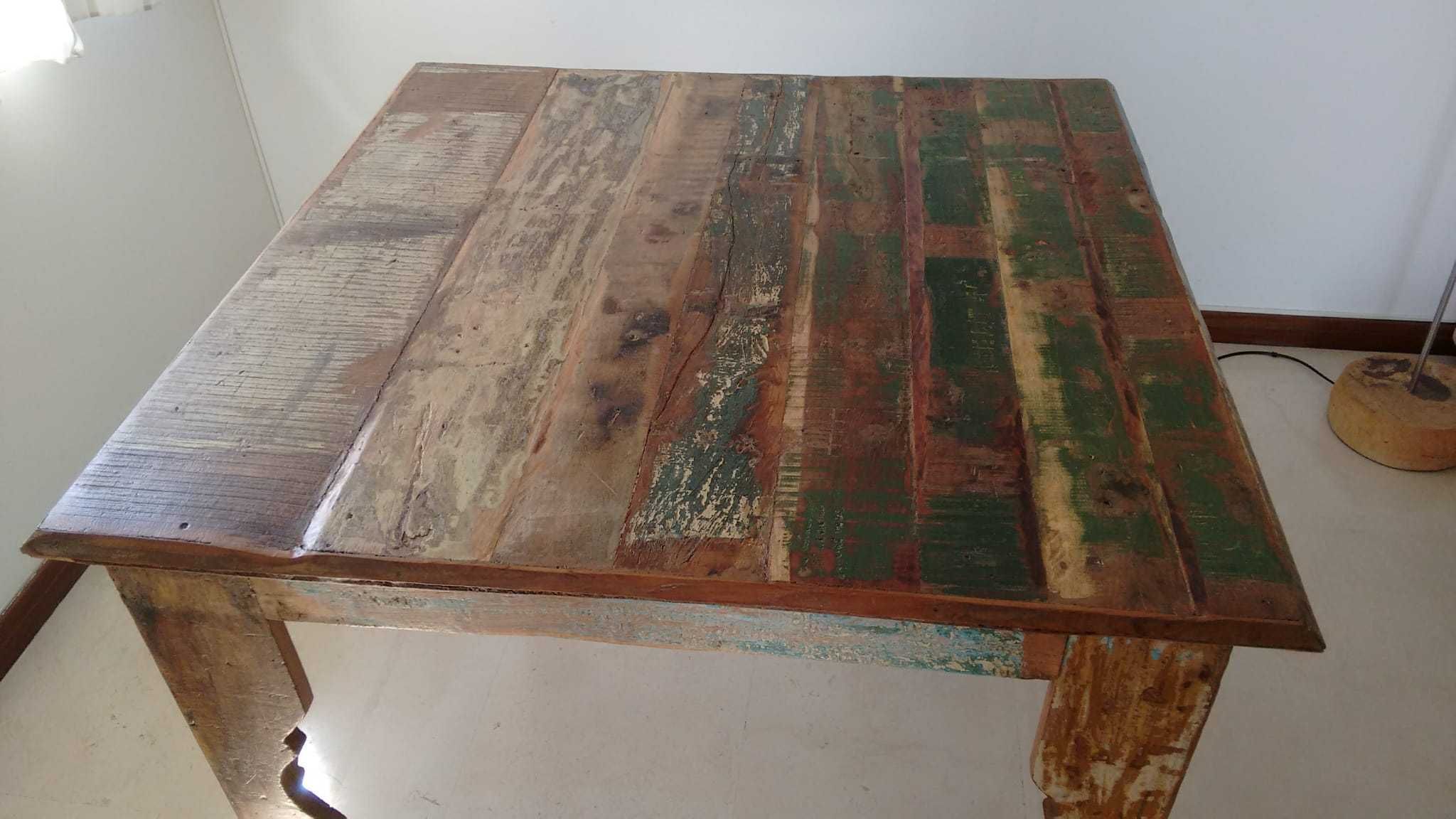 Mesa de jantar em madeira rústica