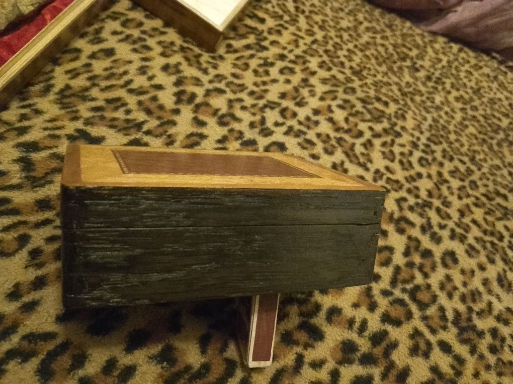 Дерев'яна коробочка з рідкісного дерева зроблено дуже добрим мастеро