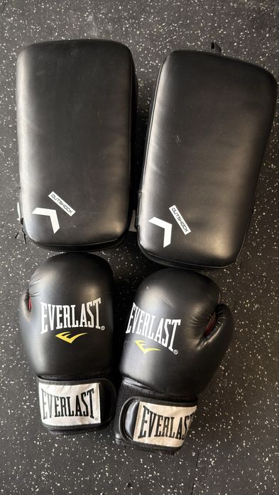 Luvas de Boxe e Plastron