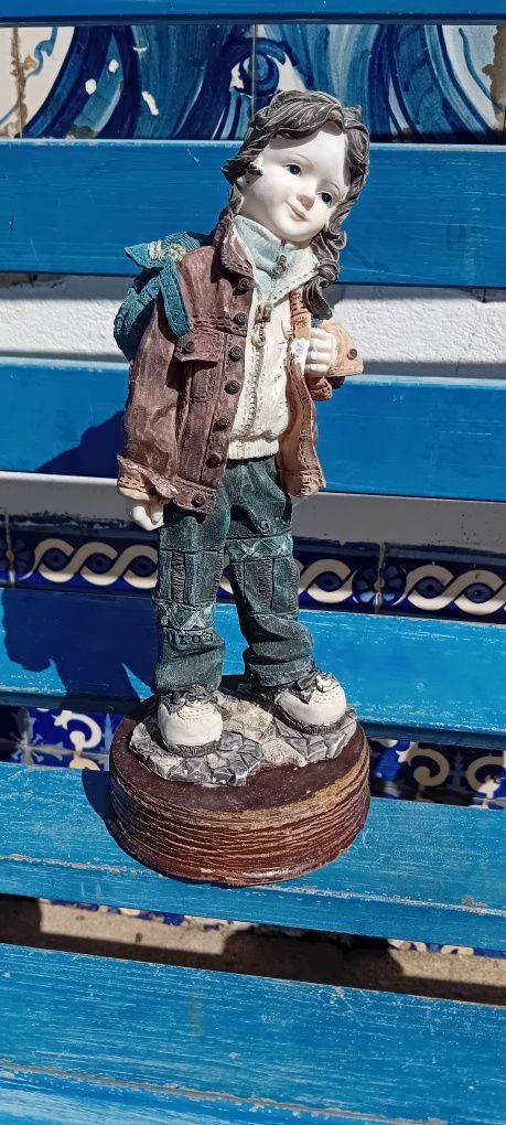 Boneco estudioso em porcelana