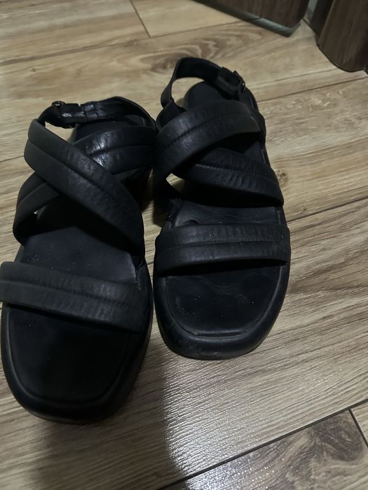 Сандалі шкіряні жіночі