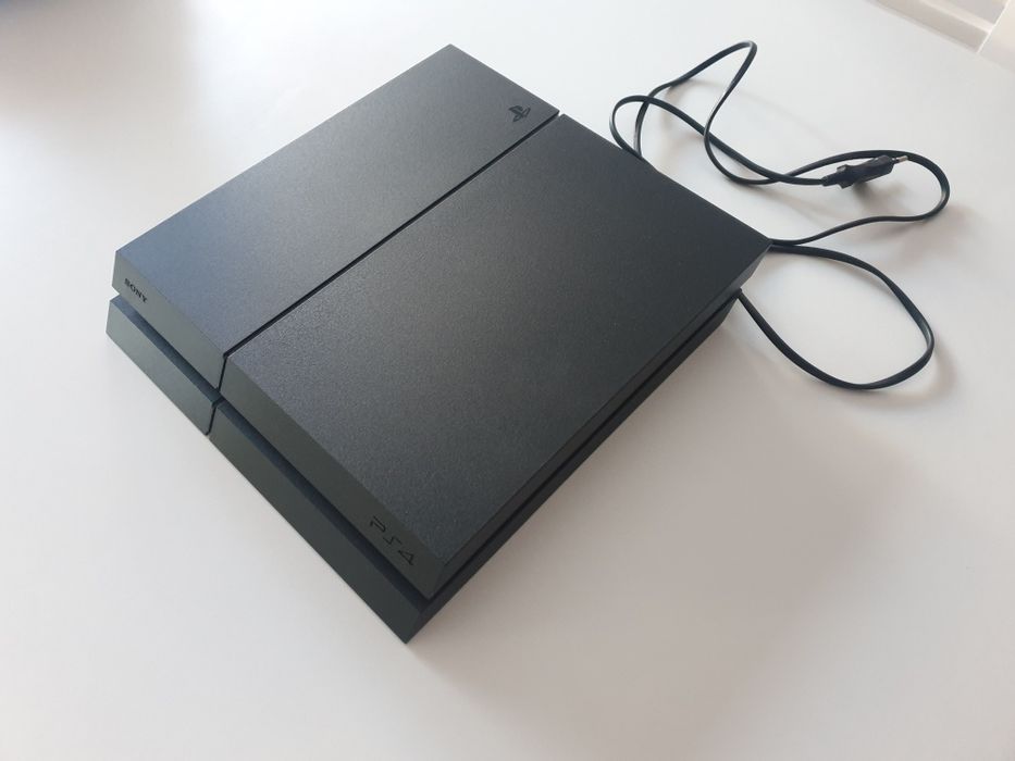 PS4 usada e em bom estado
