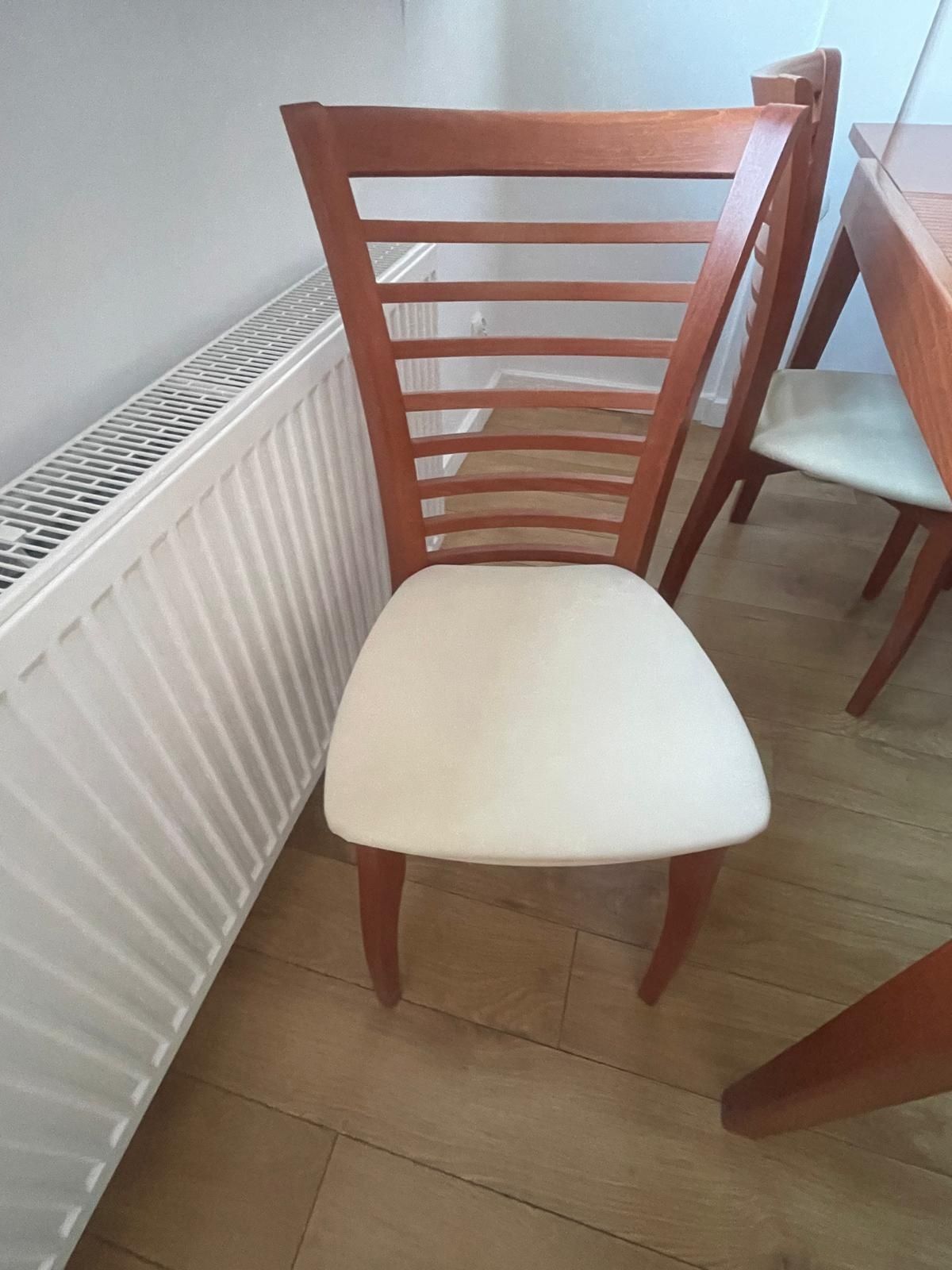 Stół plus krzesła