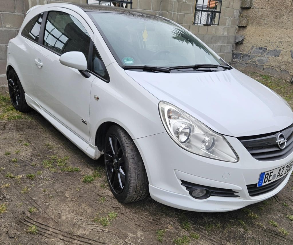 Opel  Corsa  D.      2010 rok.